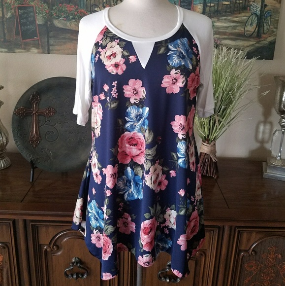 Floral shark bite top. - Picture 1 of 1